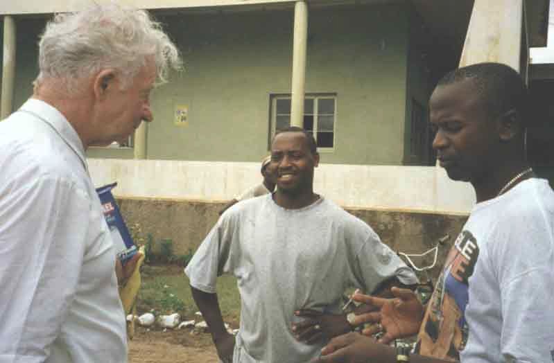 Walter Krohn mit afrikanischen Mitarbeitern